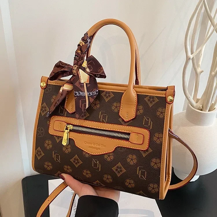 

2025 Новая женская минималистичная большая сумка большой вместимости, практичный дизайн, идеальный компаньон для ежедневных поездок на работу, путешествий