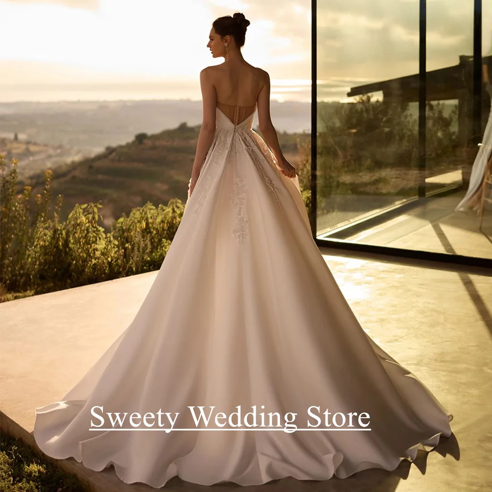 فستان زفاف مثير من الساتان للعروس مخصص على شكل حرف V بدون أكمام مزين باللؤلؤ بفتحة عالية على شكل حرف A فستان زفاف سويب تراين