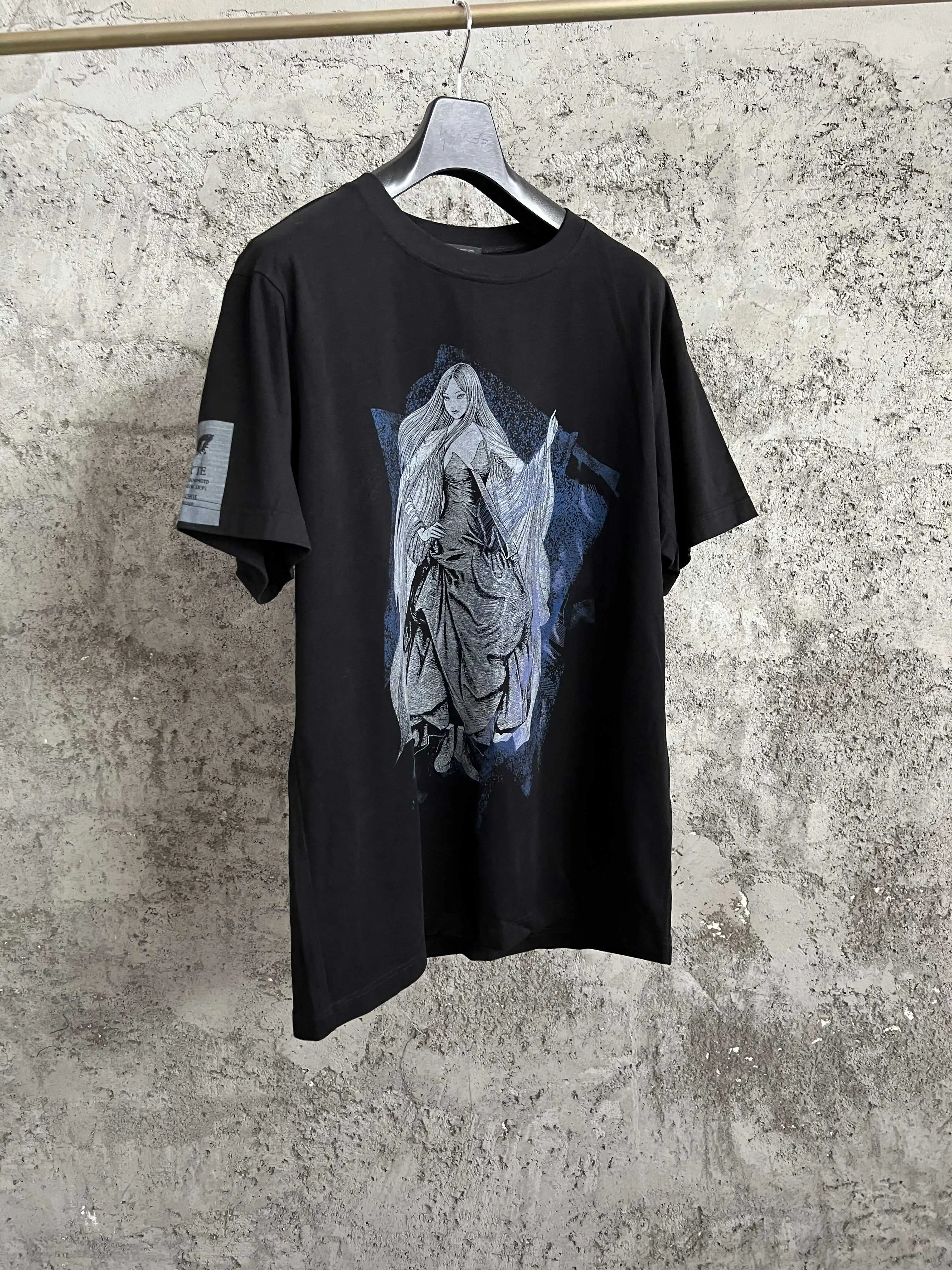 

Original design of Kajiya Iko series long-sleeved printed T-shirts in collaboration with Japanese designers