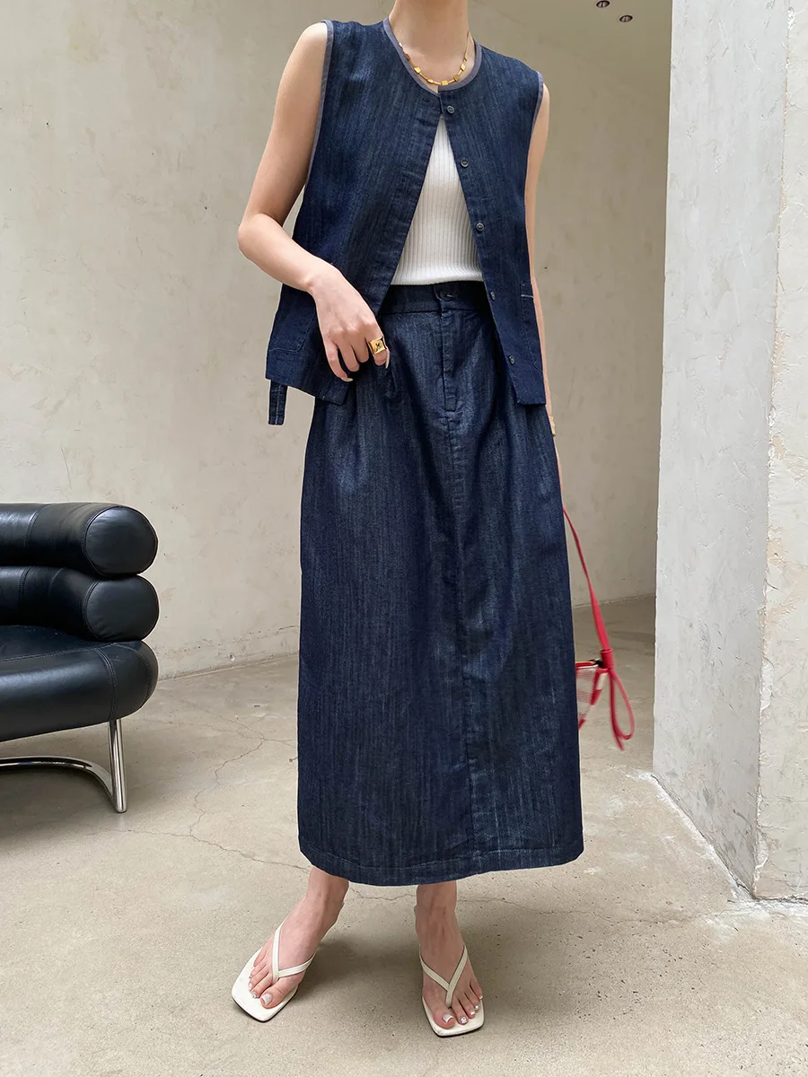 Sommerliches Damen-Set aus einfarbiger, lässiger Retro-Jeansweste mit Rundhalsausschnitt und halb-elastischem, hochtailliertem Rock. – Detail 11