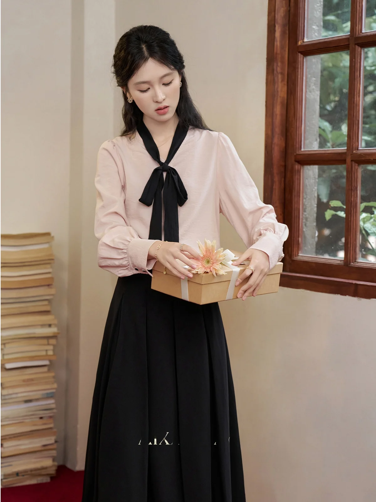 

Розовая женская рубашка с длинным рукавом, модная повседневная модель для офиса, с V-образным вырезом, на пуговицах, свободного кроя, с завязками, осенняя новинка