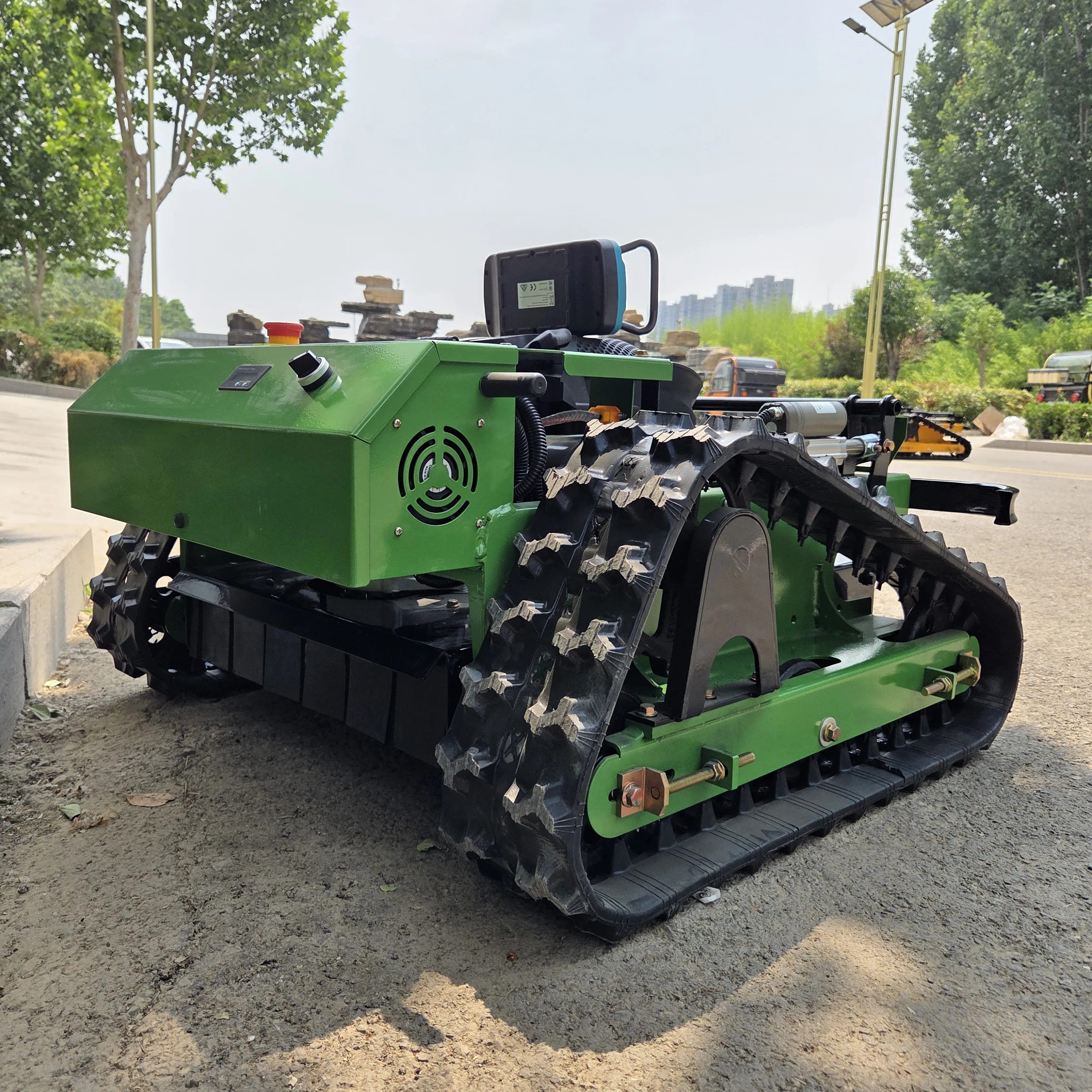 ¡Estabilidad del terreno MAX! Cortacésped con control remoto de diseño tipo pista, Maneuvers sin esfuerzo en pendiente empinada y terreno de grava