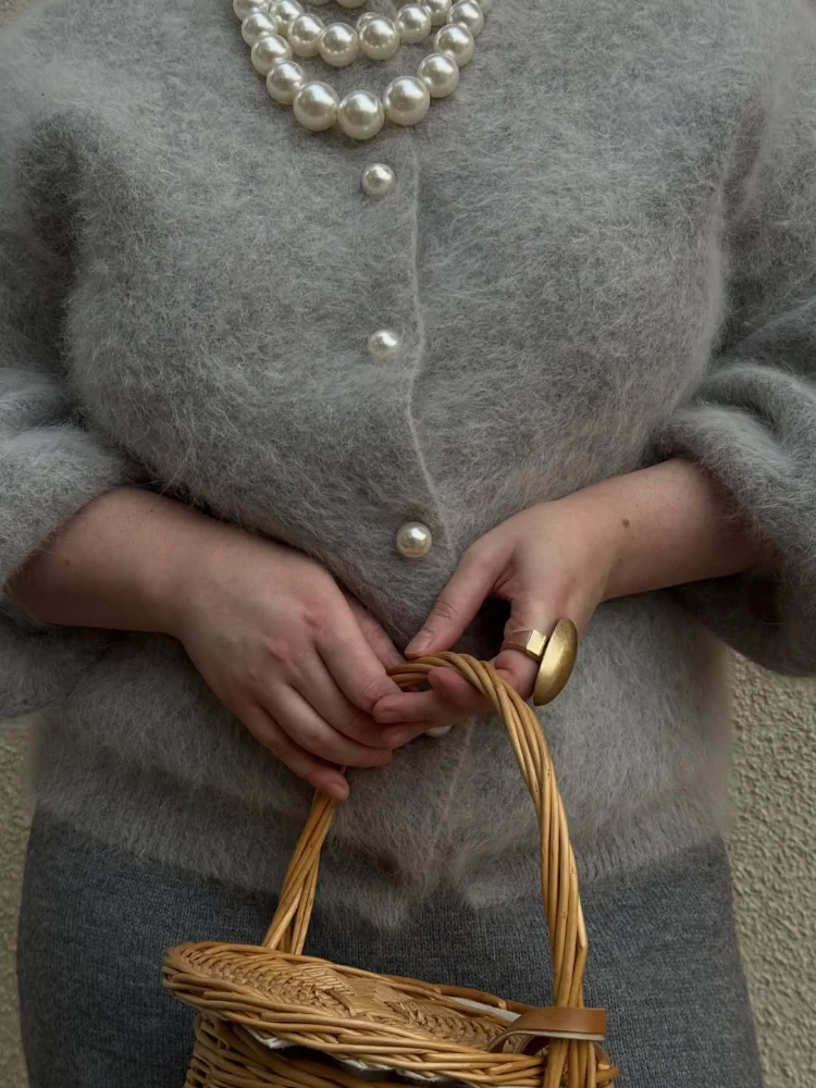 سترة نسائية رمادية أنيقة بأزرار من اللؤلؤ محبوكة سترة قصيرة غير رسمية برقبة دائرية وأكمام طويلة سترة فضفاضة 2026 سترات نسائية جديدة للتنقل #5