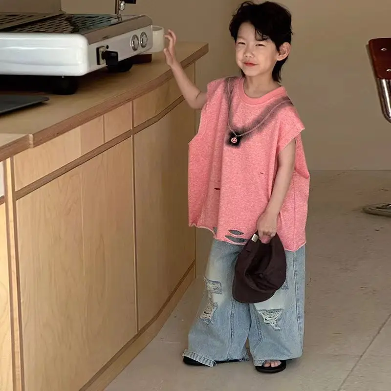 

Комплект для мальчиков из двух предметов: рубашка и джинсы без рукавов, лето 2024, корейский уличный стиль, детские свободные комплекты с колье с дырками и принтом