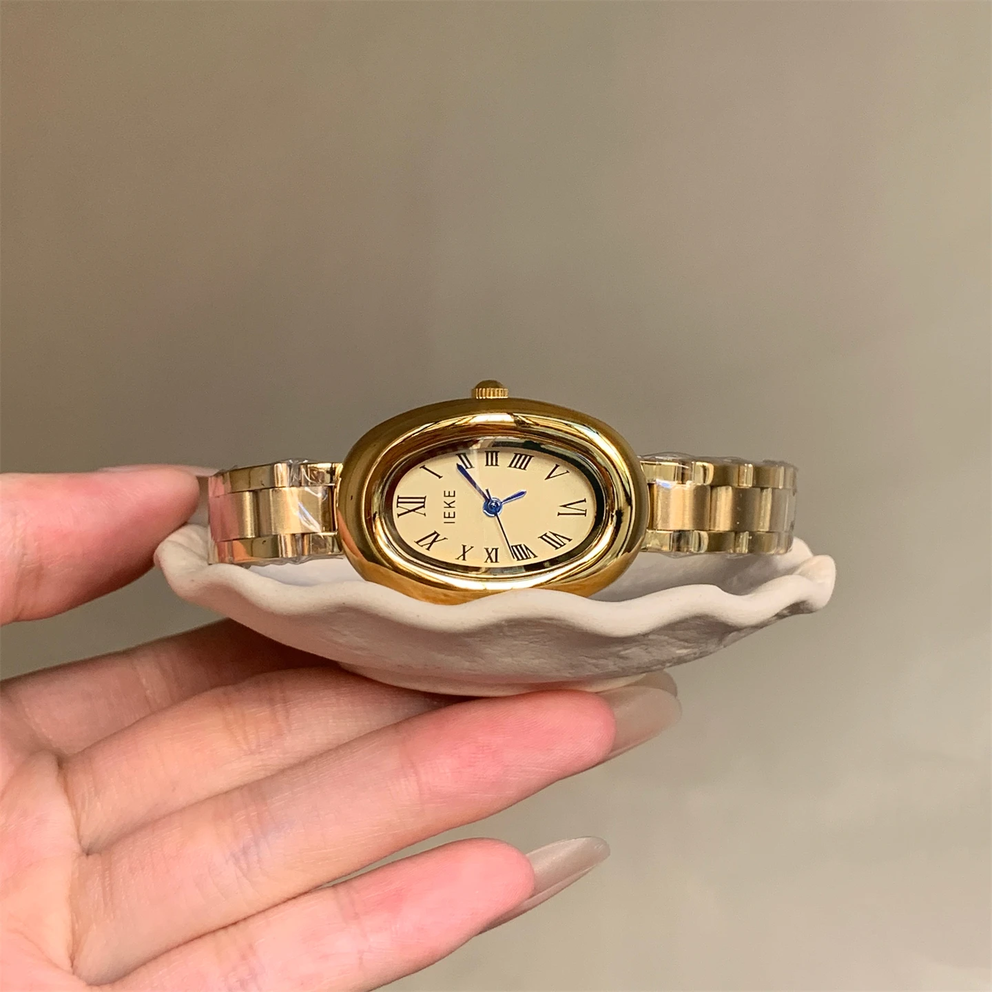 

CNew Design Bracelet Watch For WomenStylishExquisiteAnd VersatileA High-EndLuxurious Ladies' Wristwatch And Timepiece Accessory.