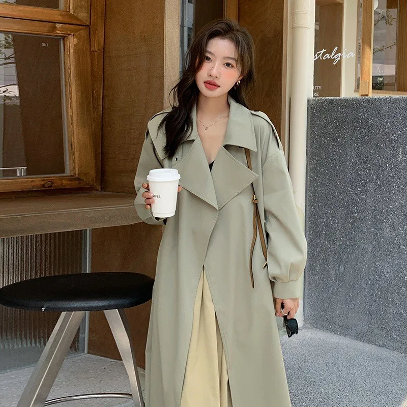 A new youthful versatile comfortable and skin-friendly casual trench coat
