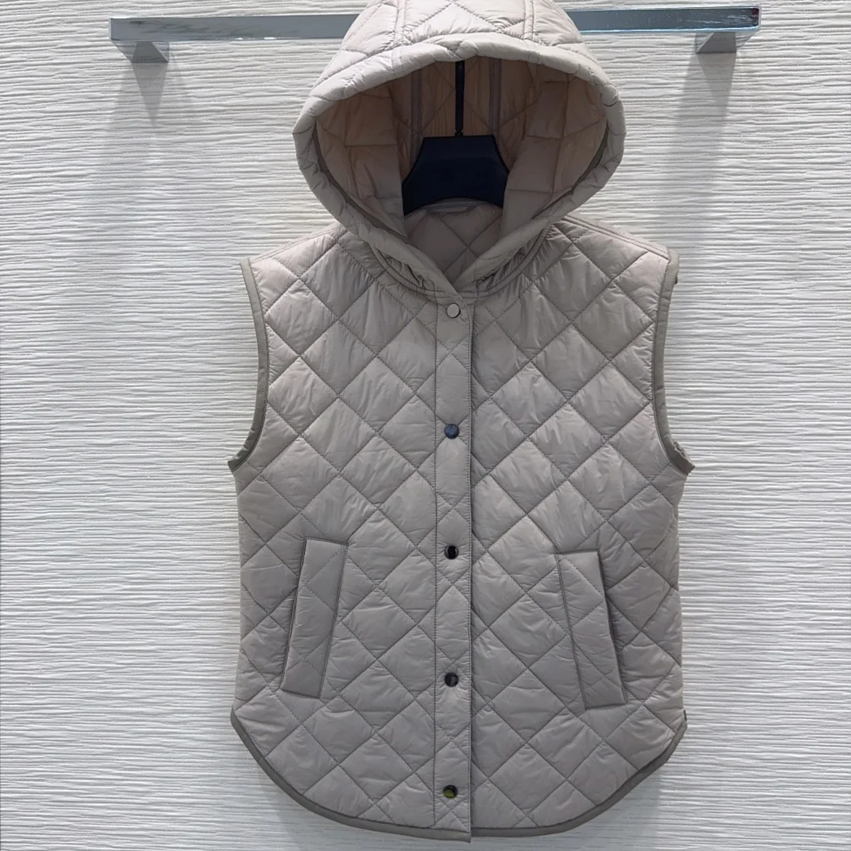 High Quality Women's Diamond Quilted Hooded Vest Sleeveless Button Up Warm Gilet Outerwear lyt26101909