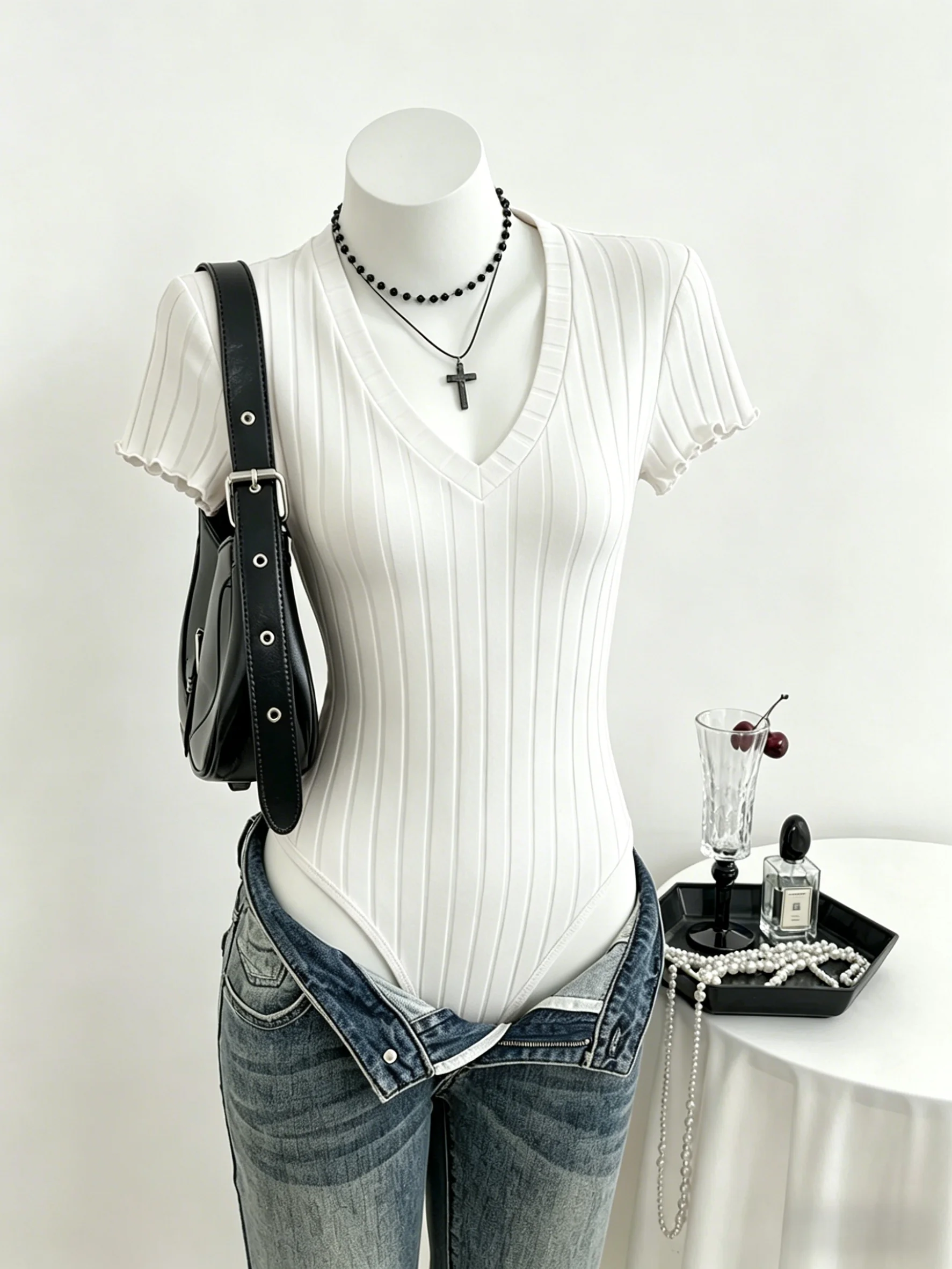 Damen gerippter V-Ausschnitt Kurzarm-Body mit Rüschenärmeln, schmal geschnittener, dehnbarer Strick-Jumpsuit, lässiger Mode-Top für Ausgehzwecke. – Detail 4