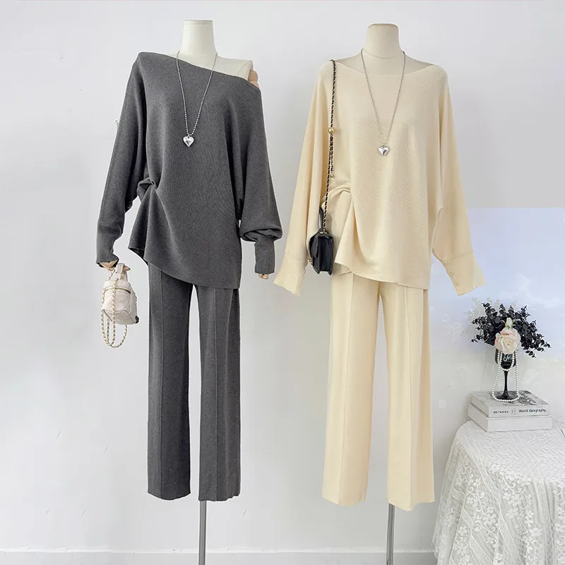 

Минималистичная трикотажная рубашка с открытыми плечами и длинными рукавами во французском стиле + прямые брюки с высокой талией, однотонный весенне-осенний комплект