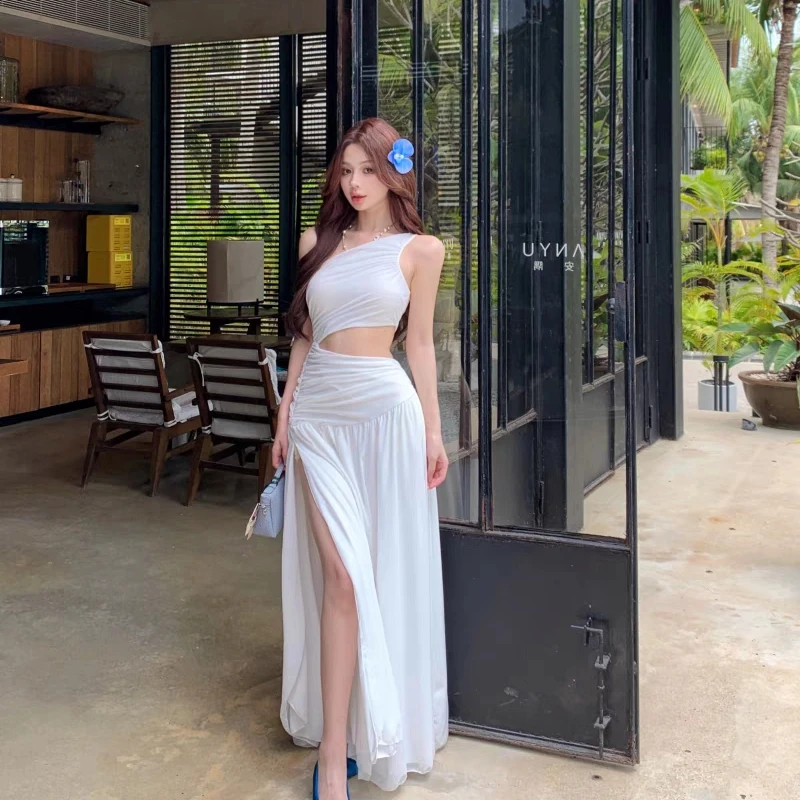 Vestido maxi feminino vermelho com ombro inclinado, sem mangas, linha A, com design sentido vazado e detalhes de fenda, ideal para o verão à beira-mar