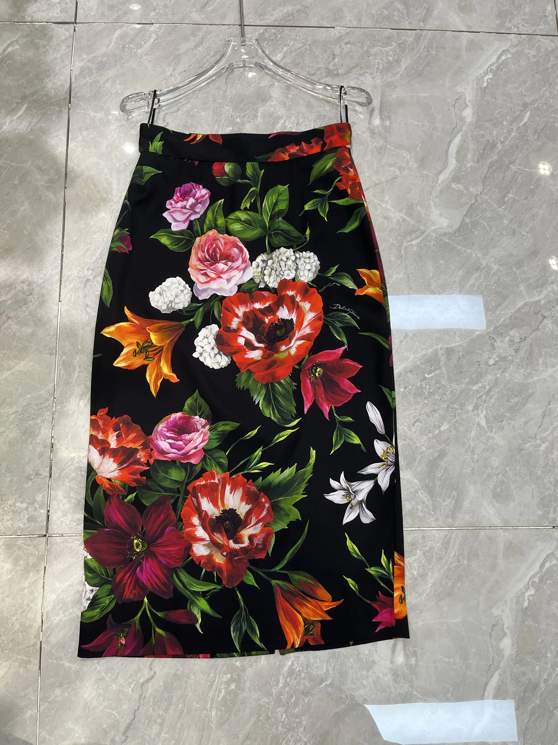 고품질 실크 미디 스커트 블랙 화이트 밴드 큰 빨간 꽃 디자인 9 모미 진짜 실크 패셔너블 스트리트 스타일 스커트