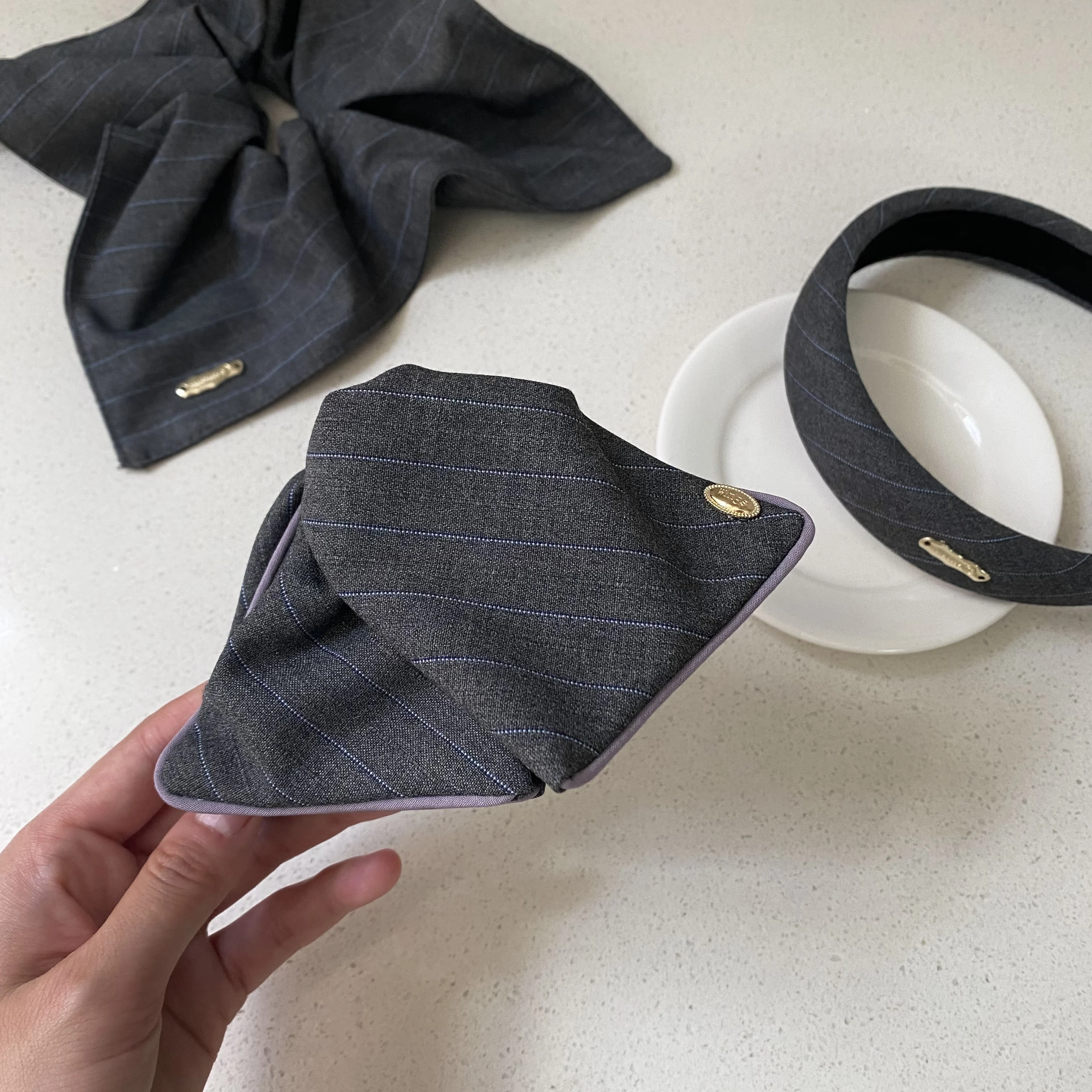 1-teiliges grau gestreiftes Haar-Accessoire-Set, elegantes Stirnband und Haargummis, stilvolle Haardekoration für Frauen – Detail 5