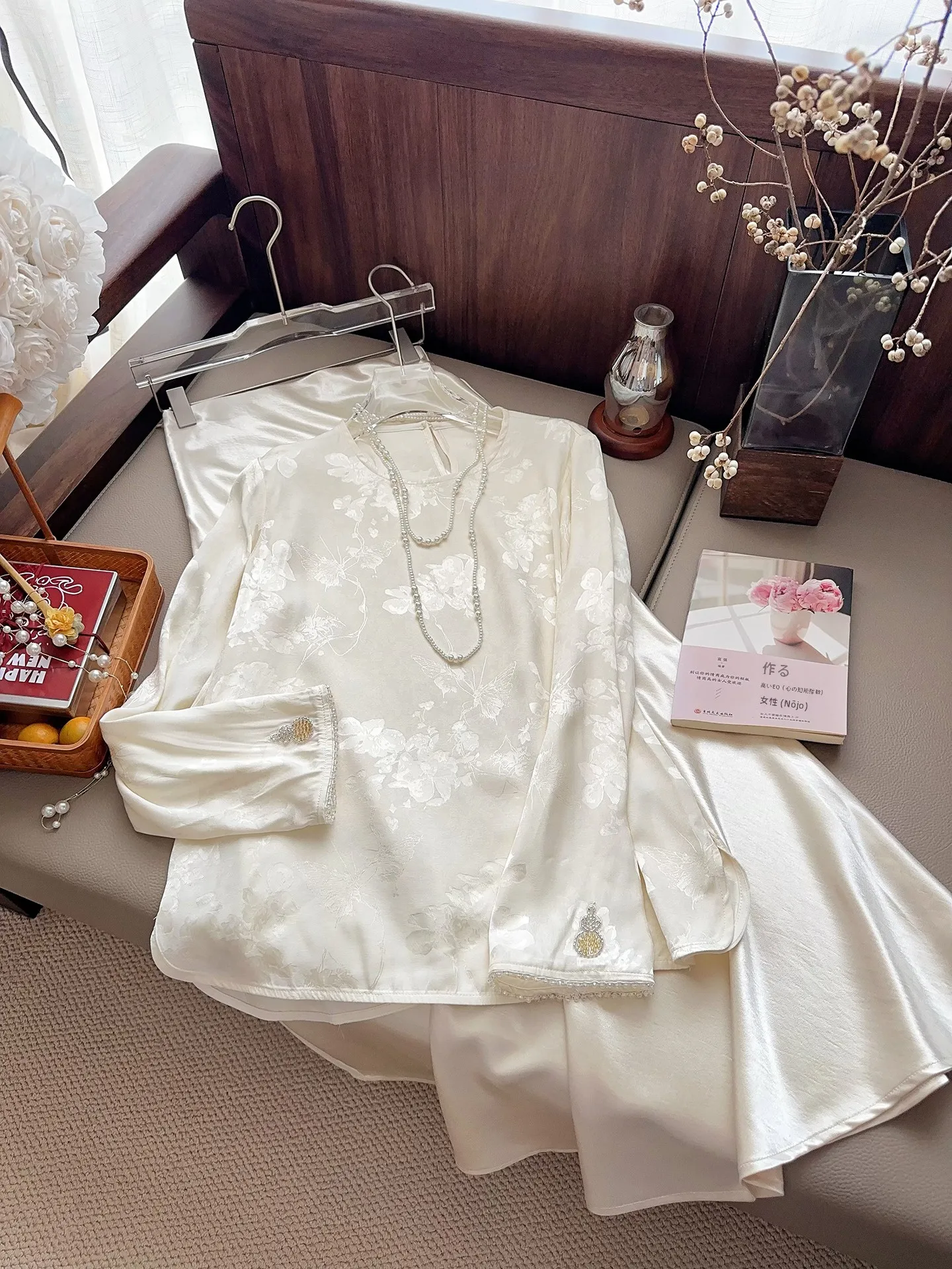 

Новая китайская белая вышитая блузка для женщин, с богатой отделкой, на пуговицах, премиум-класса, весна 2026, новинка