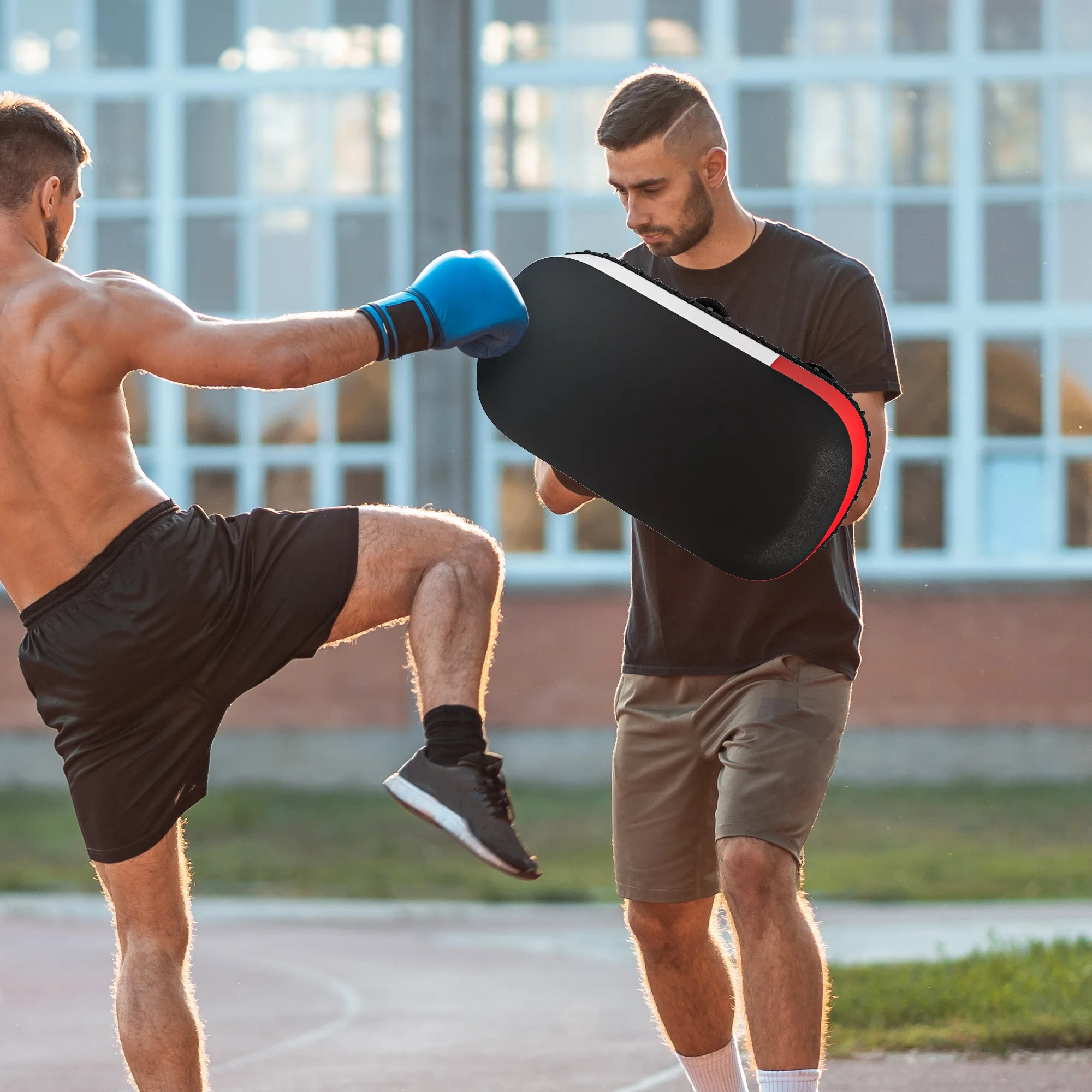 Pads d'entraînement de kickboxing et de Muay Thai avec rembourrage absorbant les chocs de 8 cm, revêtement en cuir PU durable, coutures renforcées, sangles réglables avec poignée sécurisée et fermeture auto-agrippante pour l'entraînement de MMA, le kickboxing, le Muay Thai et le fitness, 38x20x18cm