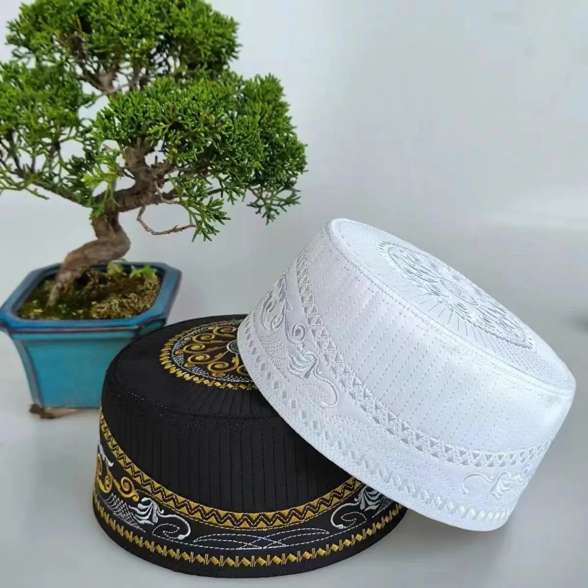 

Muslim Caps for Men Embroideries White Black Eid Prayer Hats Evening Party Dubai Islam Beanet Clothing Flat-topped Ethnic Hat