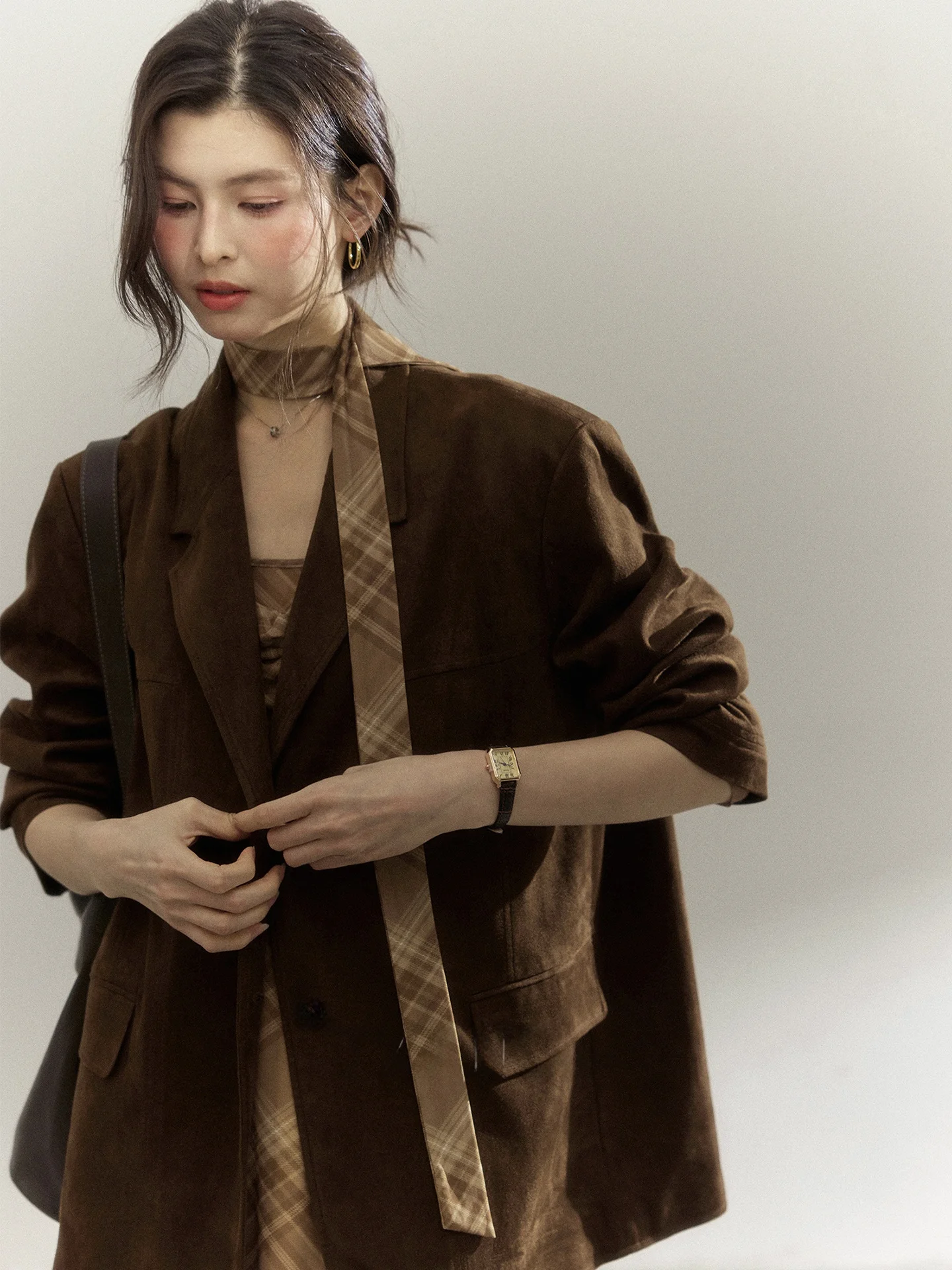 

Женский осенний повседневный свободный костюм-жакет из коричневой замши Design Er Yang Commute High nce Sensation для офиса и отдыха