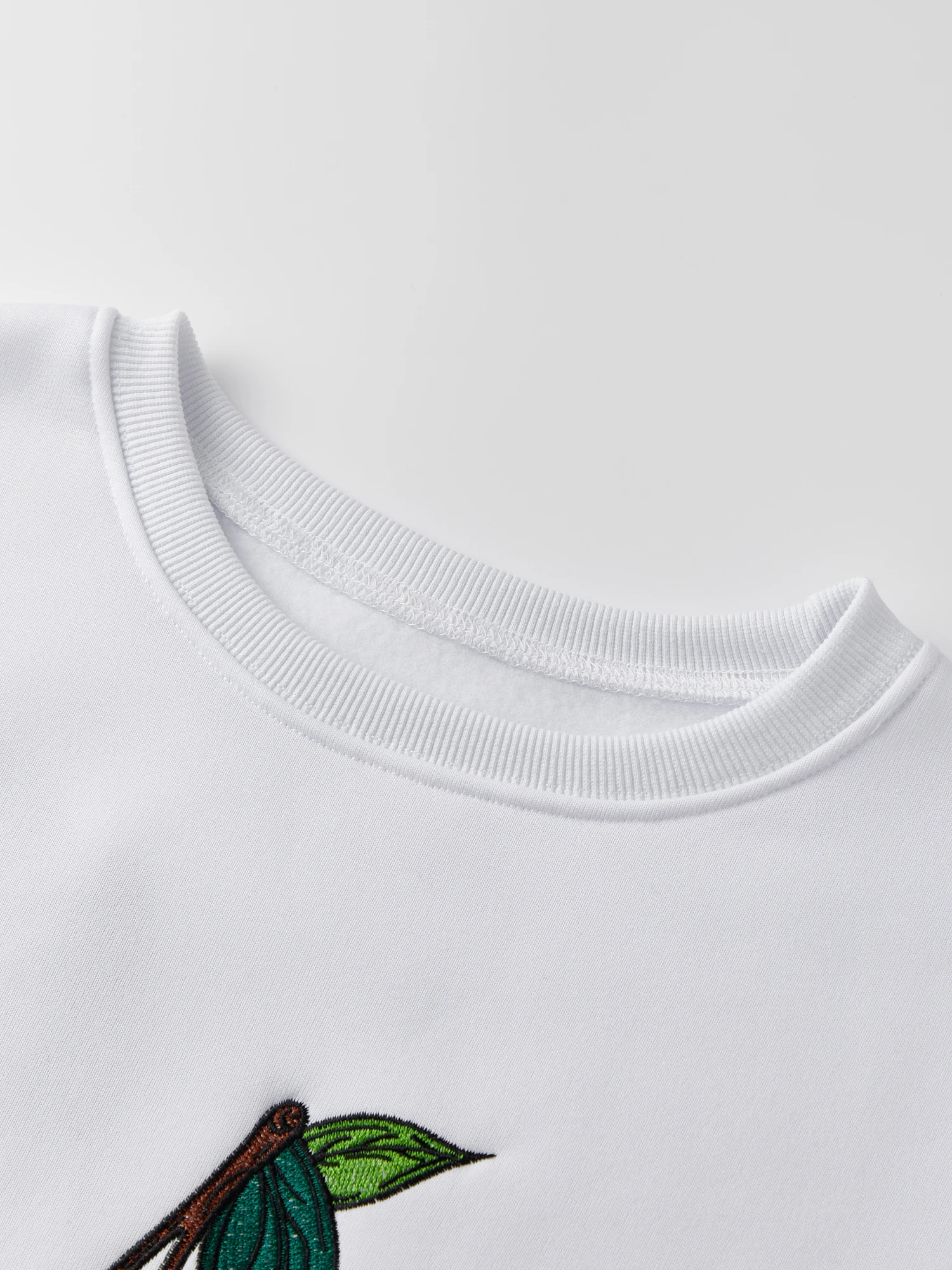 سويت شيرت نسائي بأكمام طويلة ورقبة دائرية وطبعة جرافيك، بلوفر كاجوال بقلنسوة مع زخرفة مضلعة وجيوب جانبية