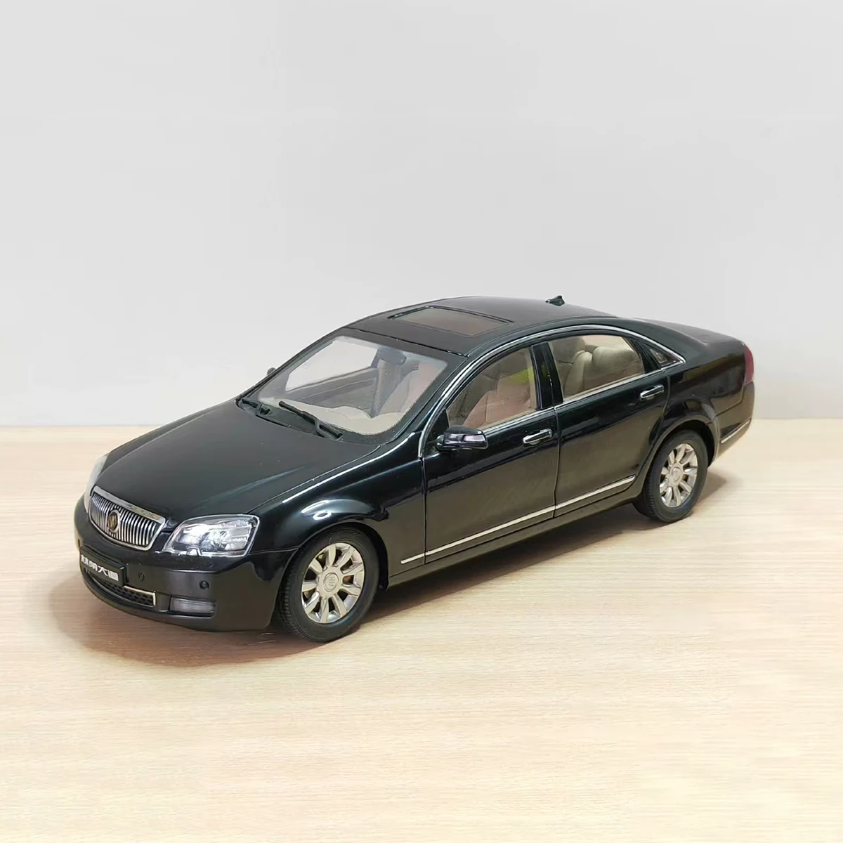 Die-cast 1:18 Scale Bui Boulevard Sedan The Mall Rare Alloy Static Car Model Coupe Collection Home Decoration Ornaments Souvenir