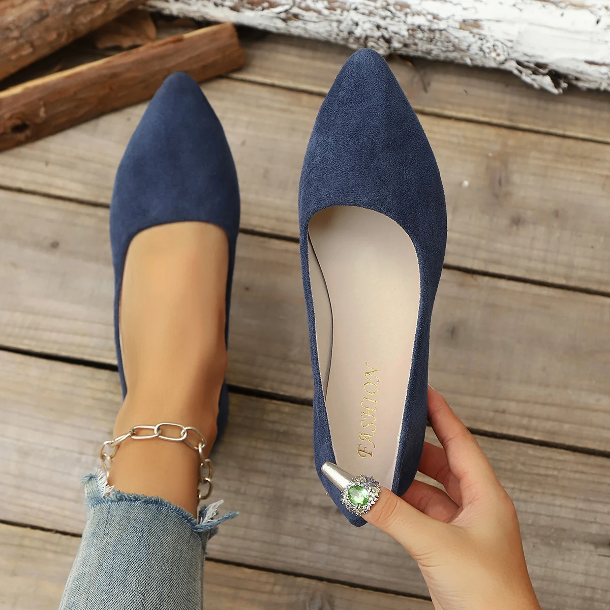 

Женские туфли-балетки из темно-синей замши с заостренным носком | Балетки с декором из зеленых страз | Элегантная офисная повседневная обувь