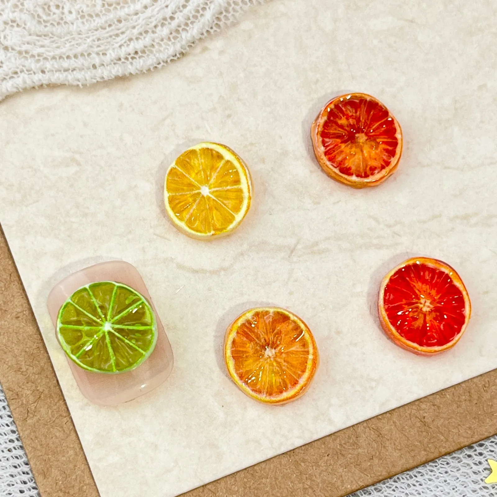 ชิ้นผลไม้สไลซ์เรซิ่นสีส้มสำหรับตกแต่งเล็บ ของเล่นจำลองอาหาร ชิ้นมะนาวสำหรับตกแต่งเล็บ อุปกรณ์ทำเล็บ DIY กาวครีม ของตกแต่งเล็บ