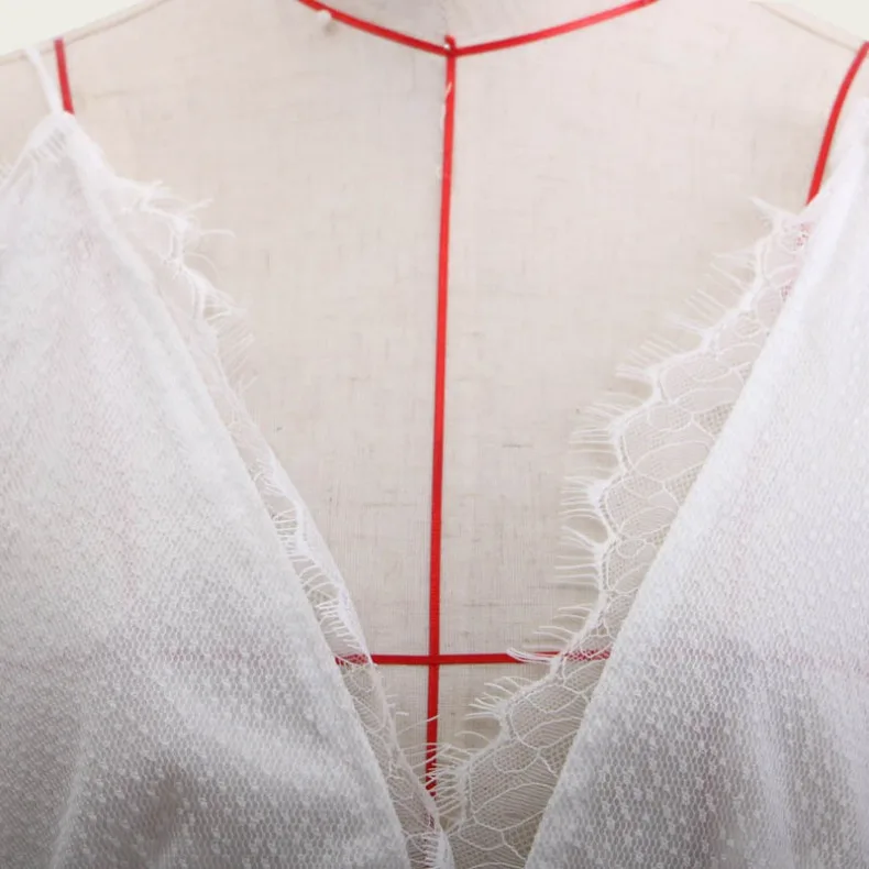 Weißes Netz-Spitzenkleid mit V-Ausschnitt und Rückenfreiem Design, Elegantes und Sexy Kleid für Geburtstagsfeiern, Hochzeiten und Abendessen. – Detail 8