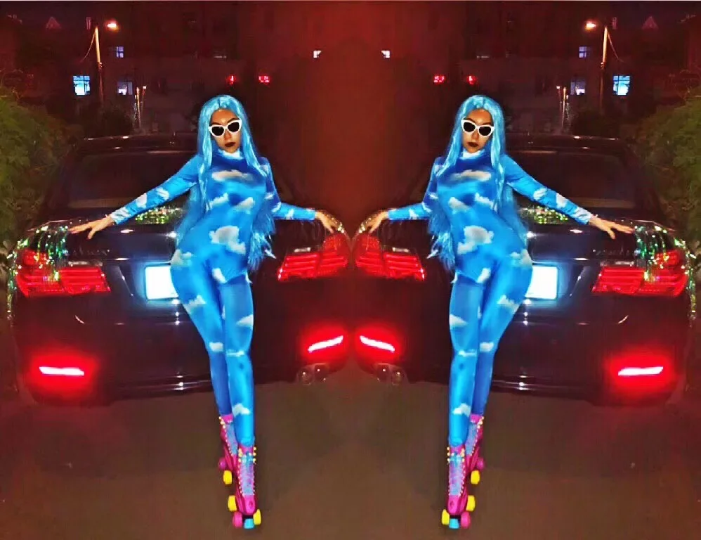 Impreza w klubie nocnym świętuj pokaz tancerz piosenkarka występ kobiety strój sceniczny 3D drukowane błękitne niebo białe chmury seksowny kombinezon