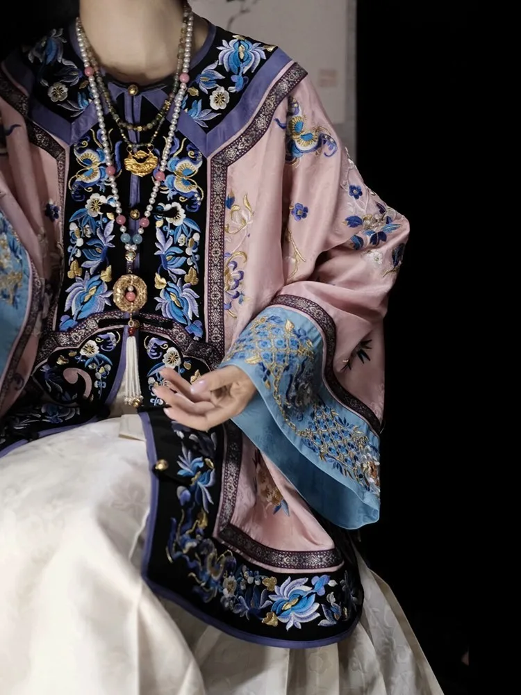 

A niche design of new Chinese-style women's clothing with embroidered pink top for Han women