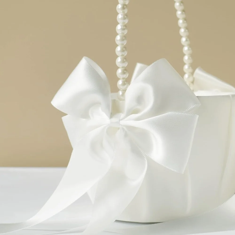 Elfenbeinfarbener Satin-Blumenkorb für Blumenmädchen mit Perlenhenkel und Schleifen-Dekoration, geeignet für Hochzeitszeremonien und als Accessoire für Mädchen, die an der Hochzeit teilnehmen. – Detail 2