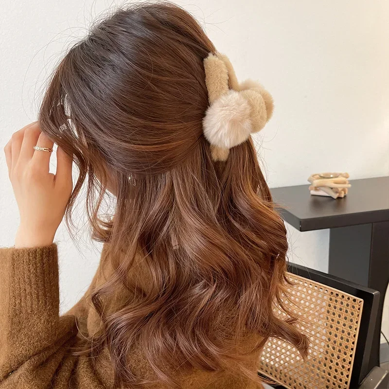 

Large Hair Clip with Fuzzy Shark Shape for Women Stylish and Cute Girl Hair Accessory for Fall and Winter girl hair accessoires