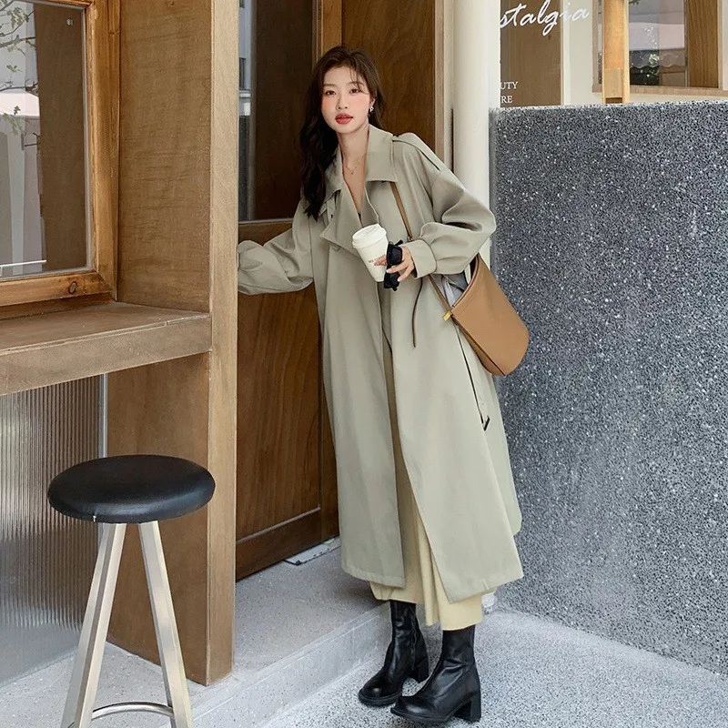 A new youthful versatile comfortable and skin-friendly casual trench coat