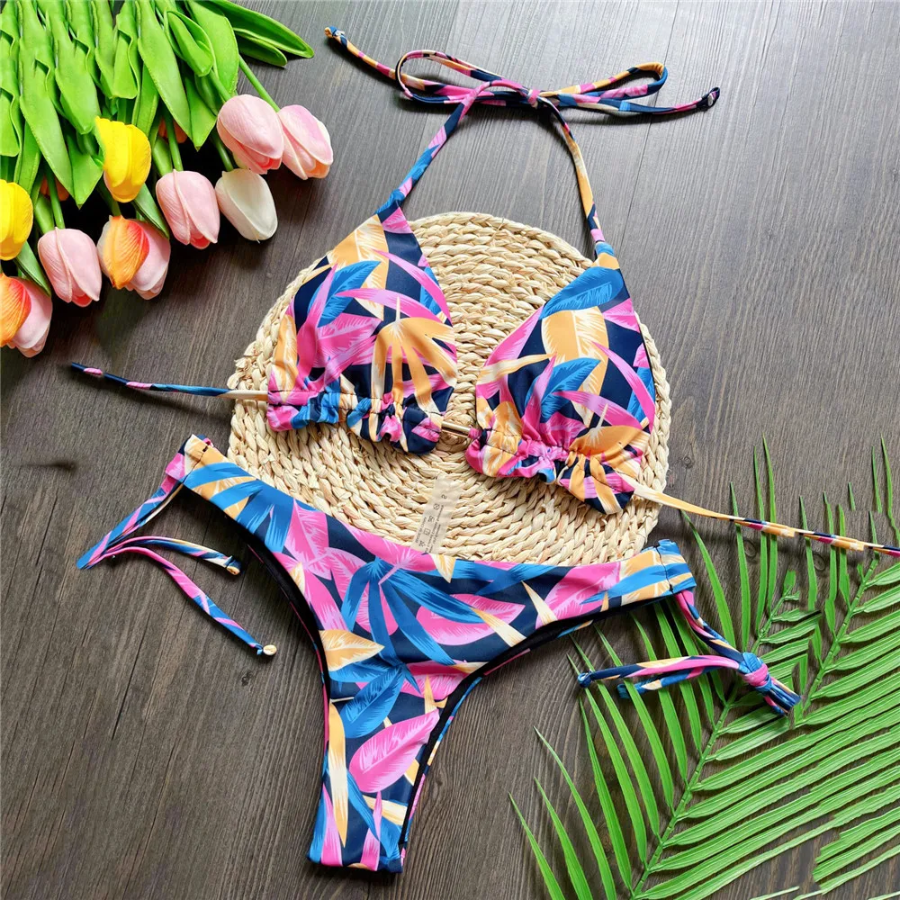 

Цветной принт в виде листьев, купальник с лямкой на шее, треугольник с рюшами, сексуальное бикини на шнуровке, стринги, купальник, женский купальный костюм 2025, комплекты бикини