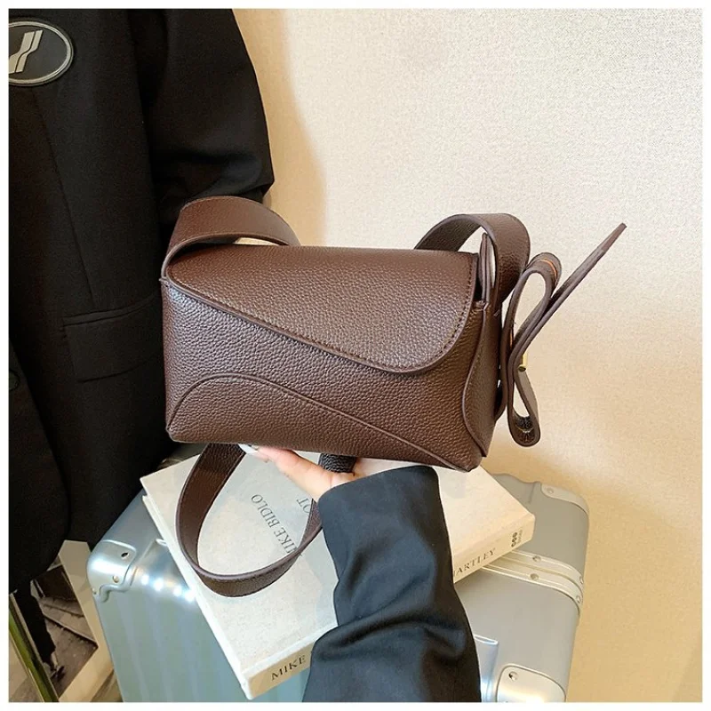 

Chic Ladies Shoulder Bag Made Of Sheepskin Leather Boasting Belgium Casual Vintage Neat Spacious Look