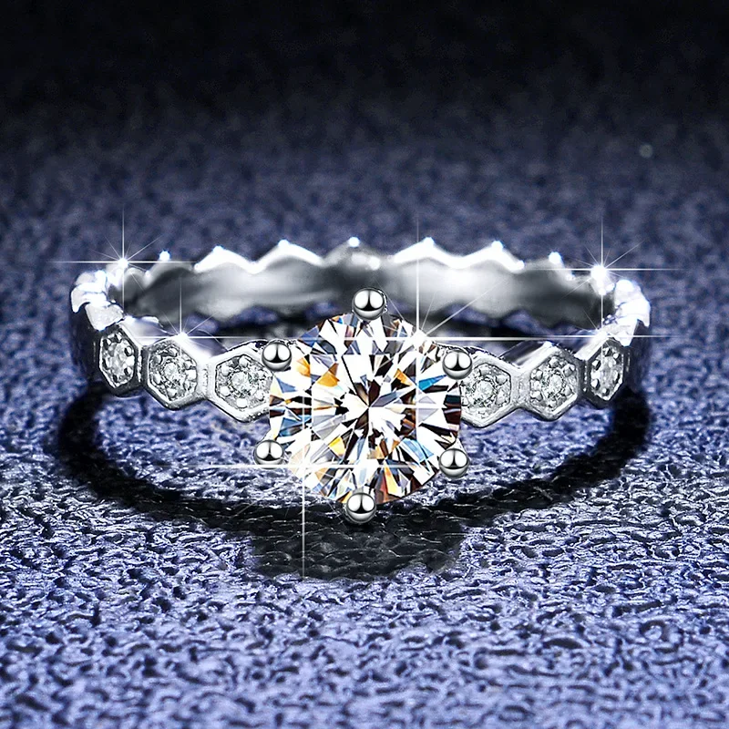 Boutique fashion PT950 platinum diamond ring moissanite female ring elegant honeycomb 2 carat six claw platinum ring