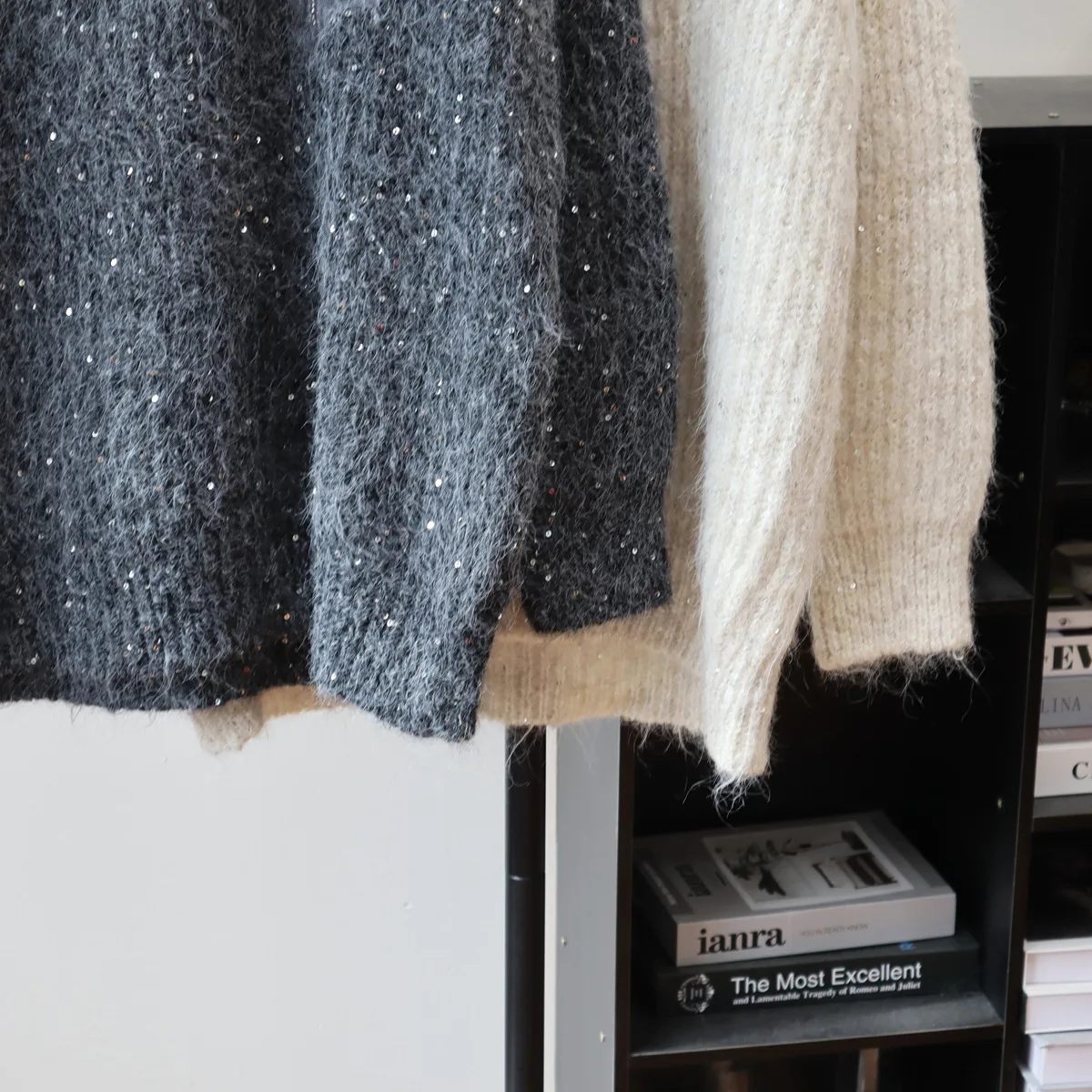 เสื้อไหมพรมถักสำหรับผู้หญิง เสื้อสเวตเตอร์ประดับเลื่อมและลูกปัด คอวี แขนยาว ทรงหลวม ใส่สบาย เหมาะสำหรับใส่ทำงานหรือลำลอง ฤดูใบไม้ร่วง ฤดูหนาว ปี 2025