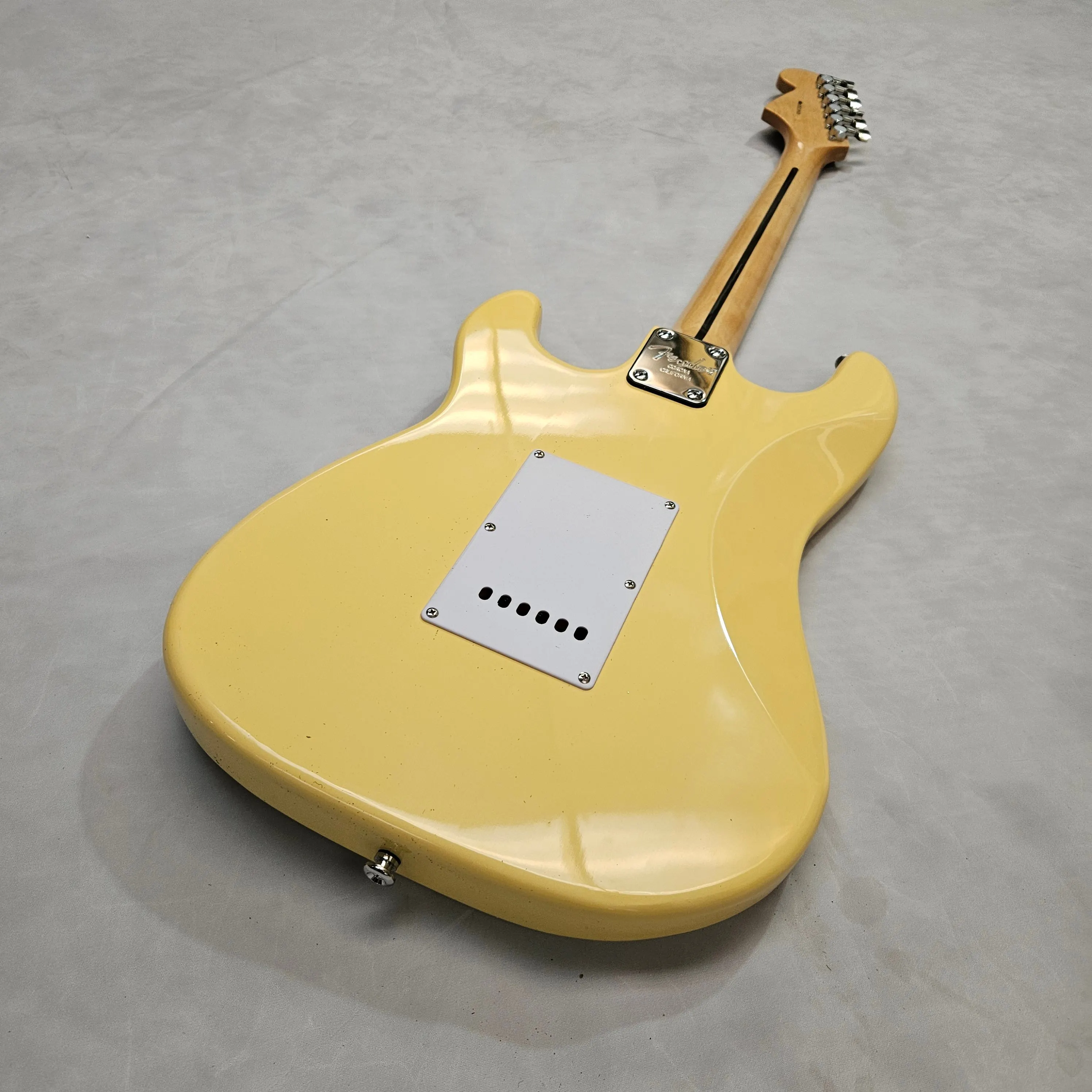 Six-String Electric Guitar Vintage White Gloss, Maple Neck/Fingerboard, Scalloped Board, 3 Single-Coils, 22 Jumbo Frets