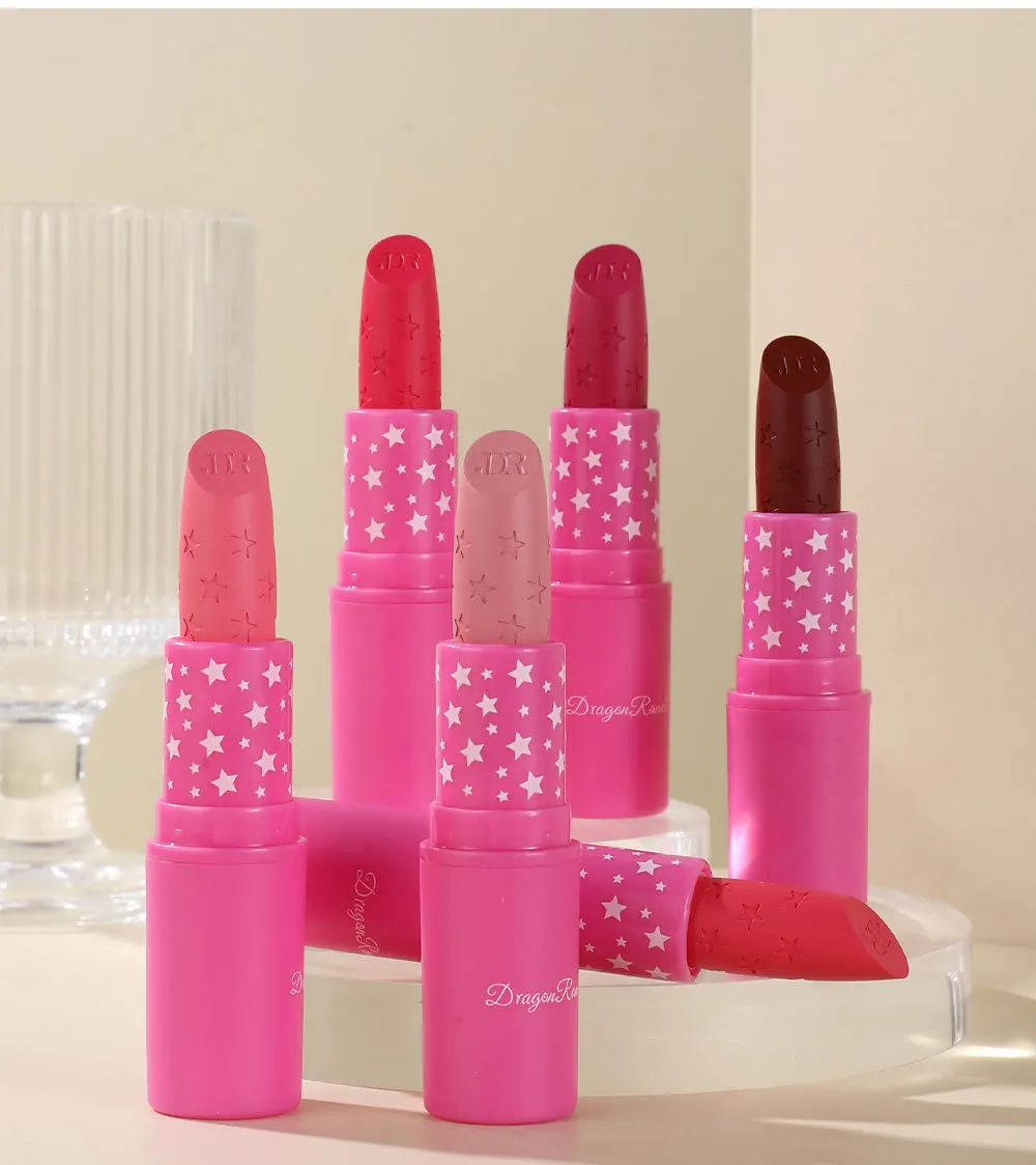 3-teiliges mattes rotes Lippenstift-Set, das nicht leicht abfallen ist, Barbie-Lippenstift-Set mit schwarzem Sternmuster und geschnitztem Rosen