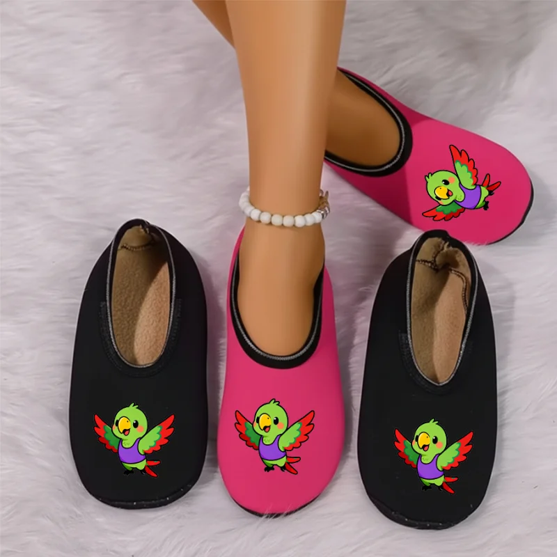 

Четырехсезонные носимые пары с мультяшным птичьим принтом и тонкой бархатной подкладкой, дышащие, высокоэластичные, противоскользящие тапочки для пола.