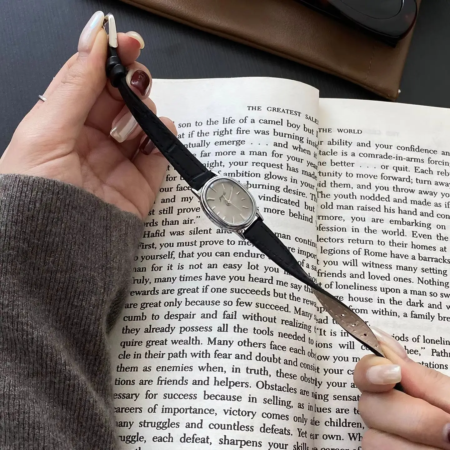 Fashion Retro Brands Watch for Women, Black Gray Oval Small Dial, High-end Commuting Leather Quartz  Ladies Watches Gift