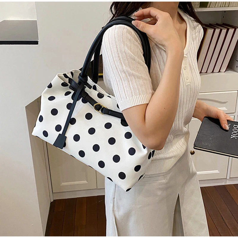 Neue koreanische stilvolle gepunktete Tragetasche, personalisierte lässige Schultertasche mit Gürteldekor, einfache, vielseitige Pendler-Unterarmtasche – Detail 5