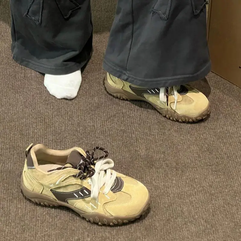 النساء أحذية رياضية مسطحة 2025 الخريف جديد جولة تو لينة وحيد المضادة للانزلاق مقاومة للاهتراء منخفضة أعلى حذاء واحد موضة أحذية رياضية كاجوال