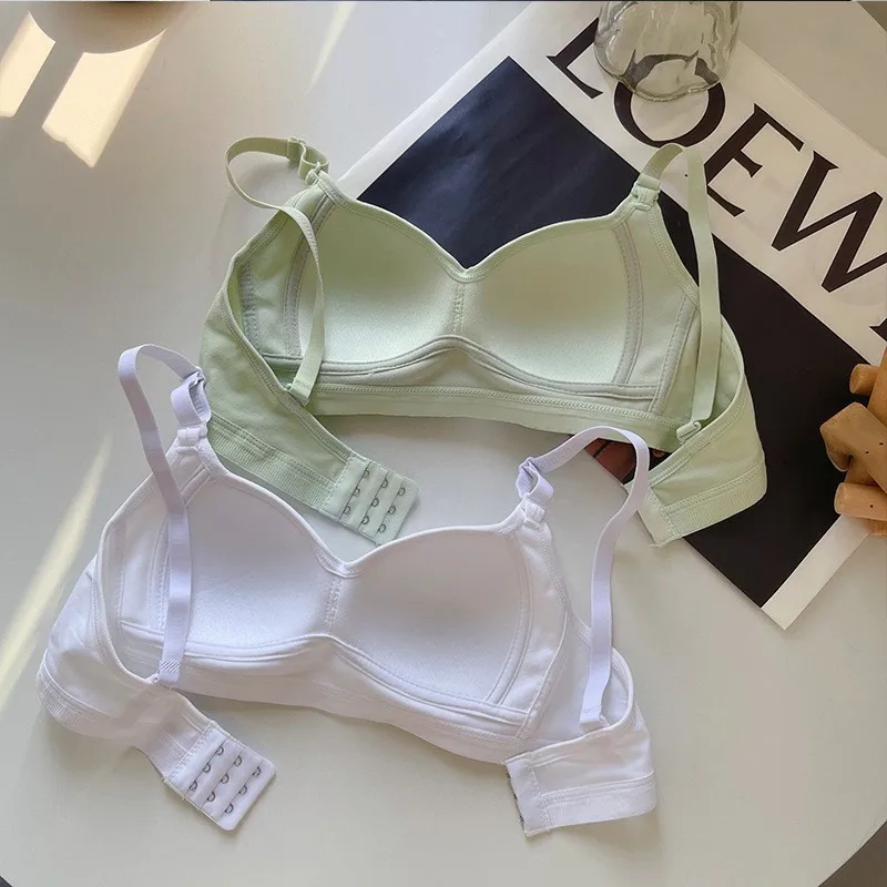 Japanese seamless lingerie for women, with a gathered and enlarged small chest, featuring a single piece of gathered and paired