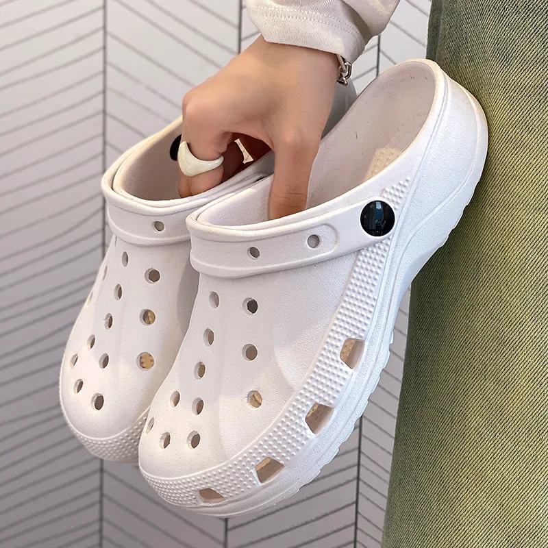 Nuevas sandalias de verano 2026 transpirables con orificios, de tacón bajo, para mujer, estilo enfermera, con diseño de dibujos animados, bonitas, para parejas, con puntera cerrada, frescas y cómodas.