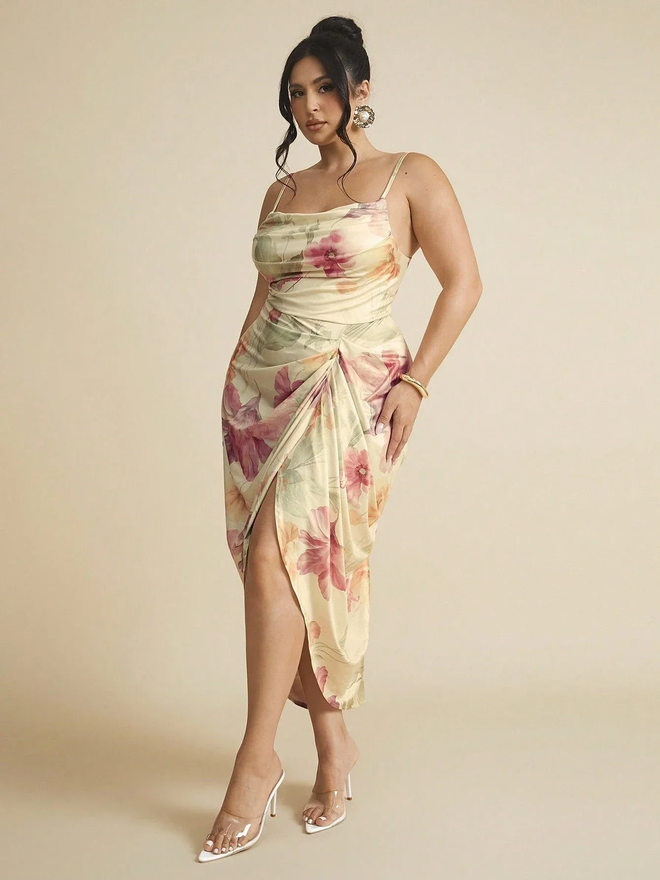 

Платье миди больших размеров с драпировкой, цветочным принтом, боковым разрезом и тонкими бретелями для вечеринки или свадьбы