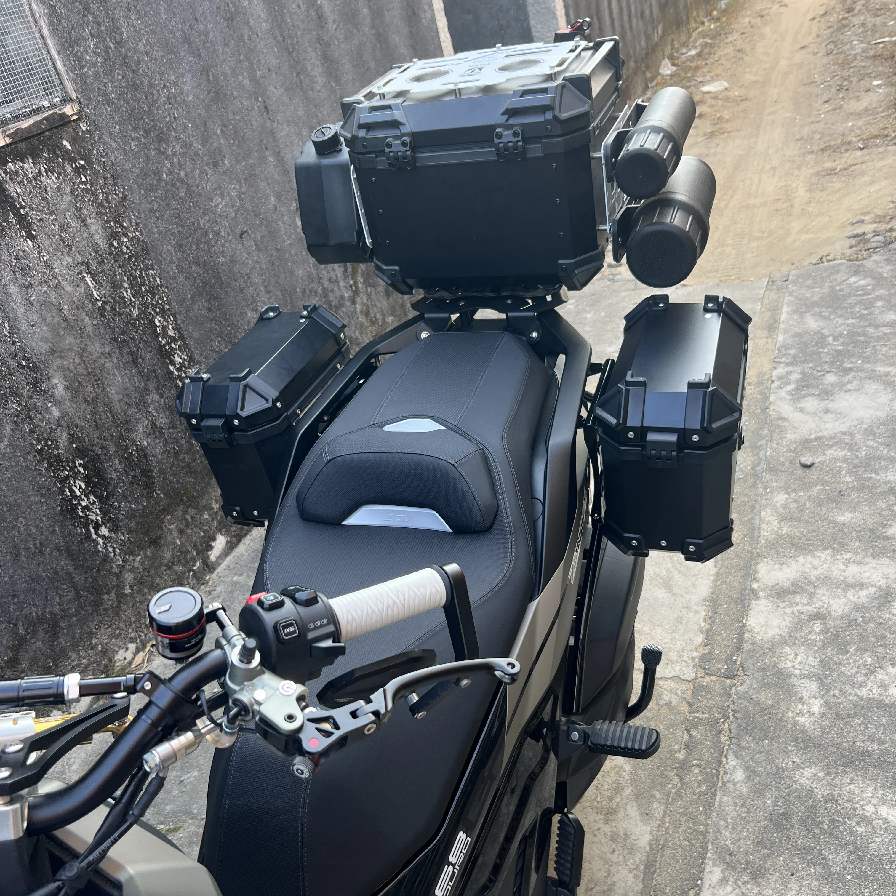 For Zontes 368G, dedicated side bag bracket and left/right side box mounting system.