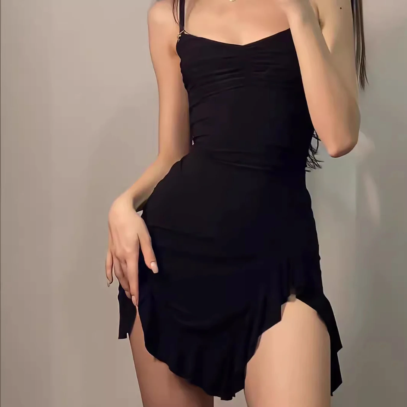 Fashionable and sexy spicy women's clothing, solid color, simple slit, short suspender dress