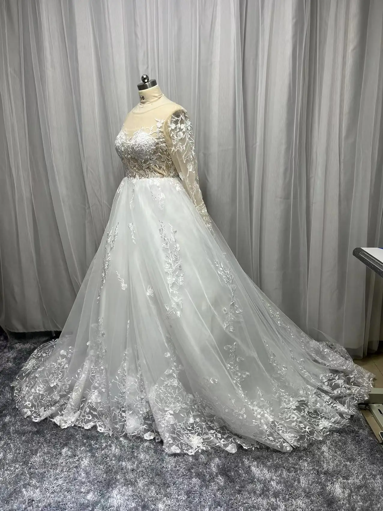 플러스 사이즈 로맨틱 스쿠프 넥 긴 소매 맞춤형 라인 웨딩 드레스 2022 화려한 아플리케 Tulle Vintage Bridal Gown