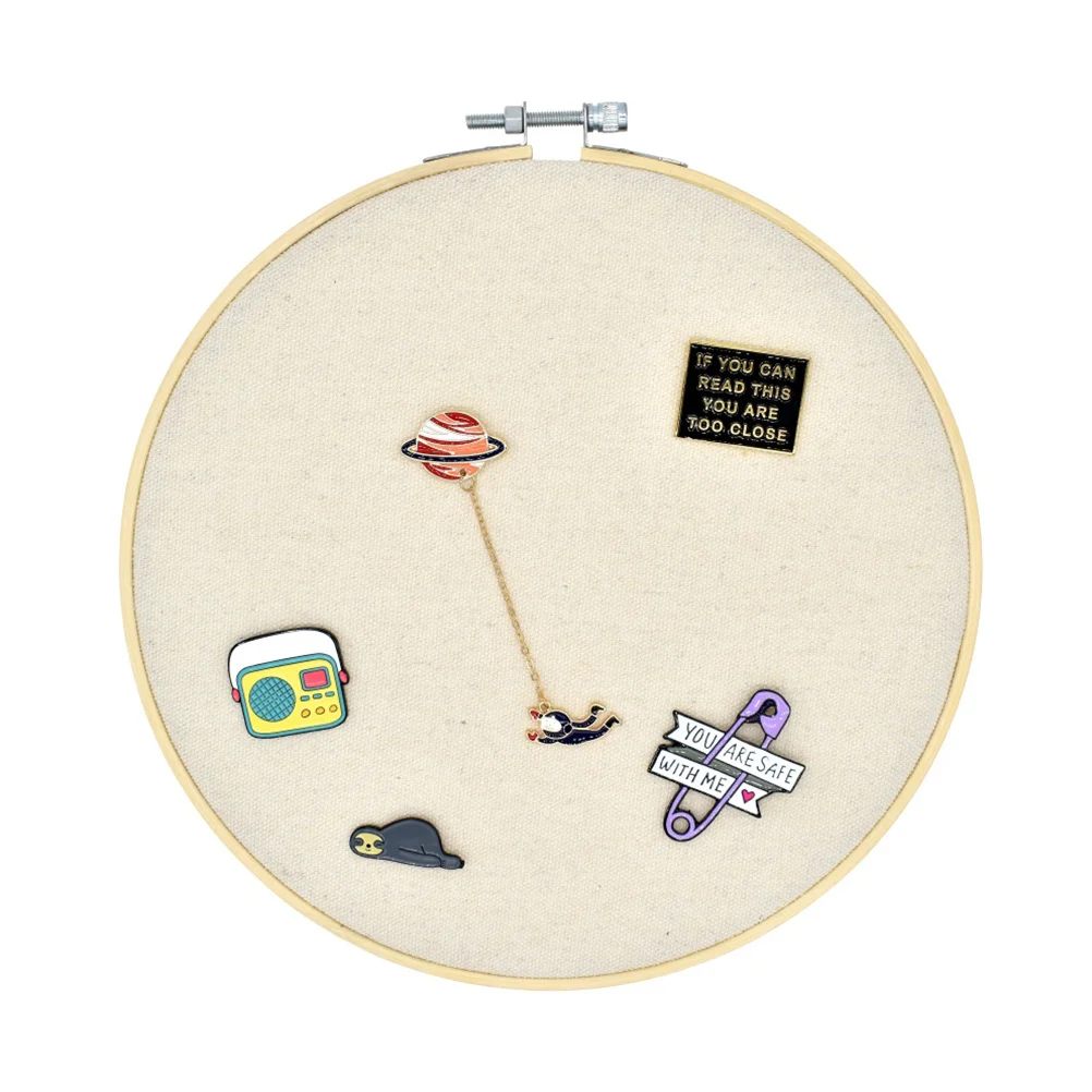 

Round Brooch Pennant Display Banner Canvas Simulated Pin Wall Display Badge Holder Party Wedding Decoration