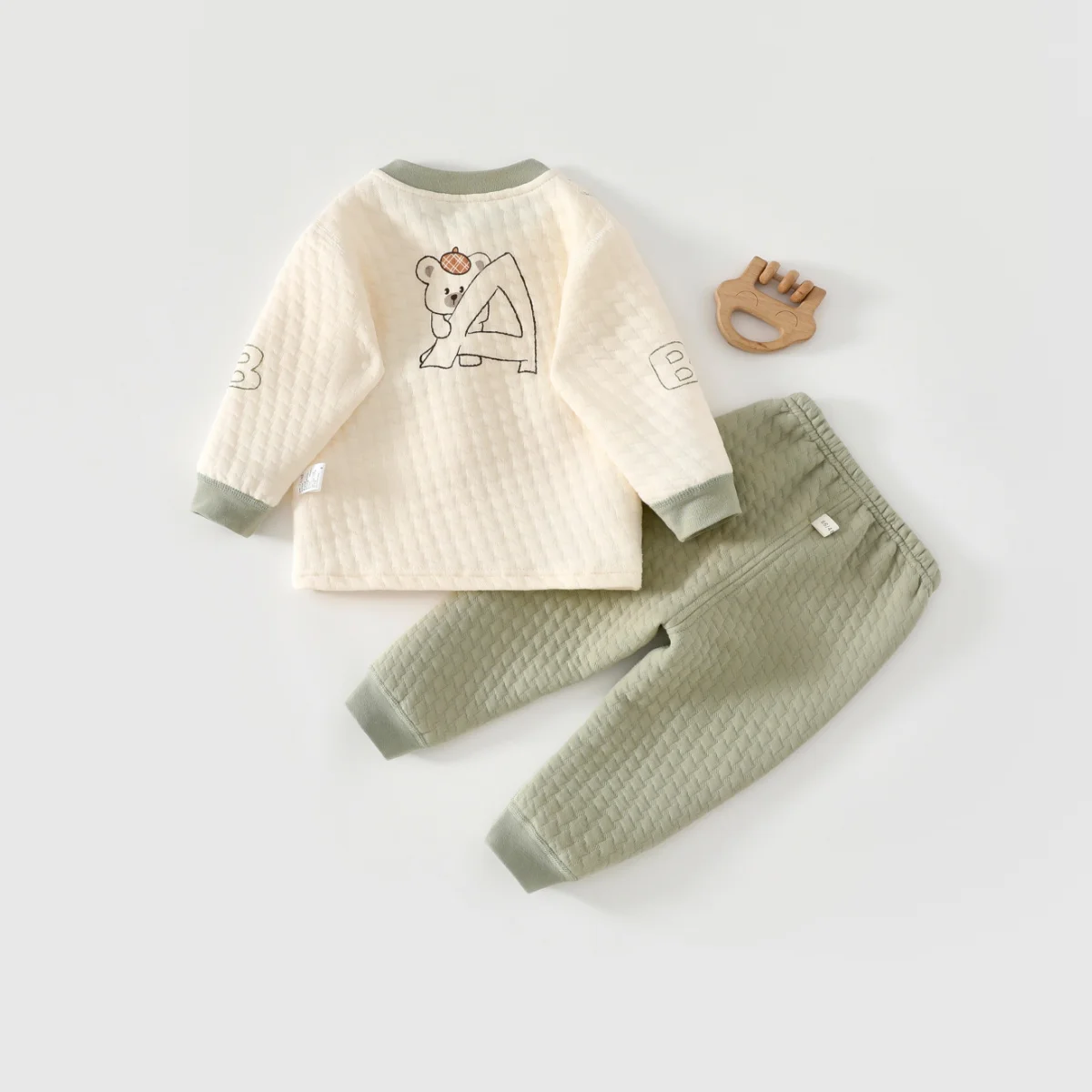 Close-Fitting Autumn and Winter Baby Clothes for Going Out, Three-Layer Silk Thermal Underwear, Base Layer Pajama Set for Boys in Winter