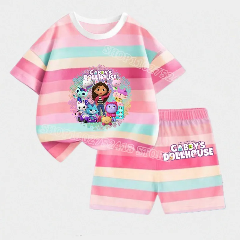 Nuevos conjuntos de casa de muñecas Gabby, trajes de rayas de verano para niñas y niños, camiseta con estampado de figura de Anime Kawaii, pantalones cortos, ropa deportiva informal, regalo