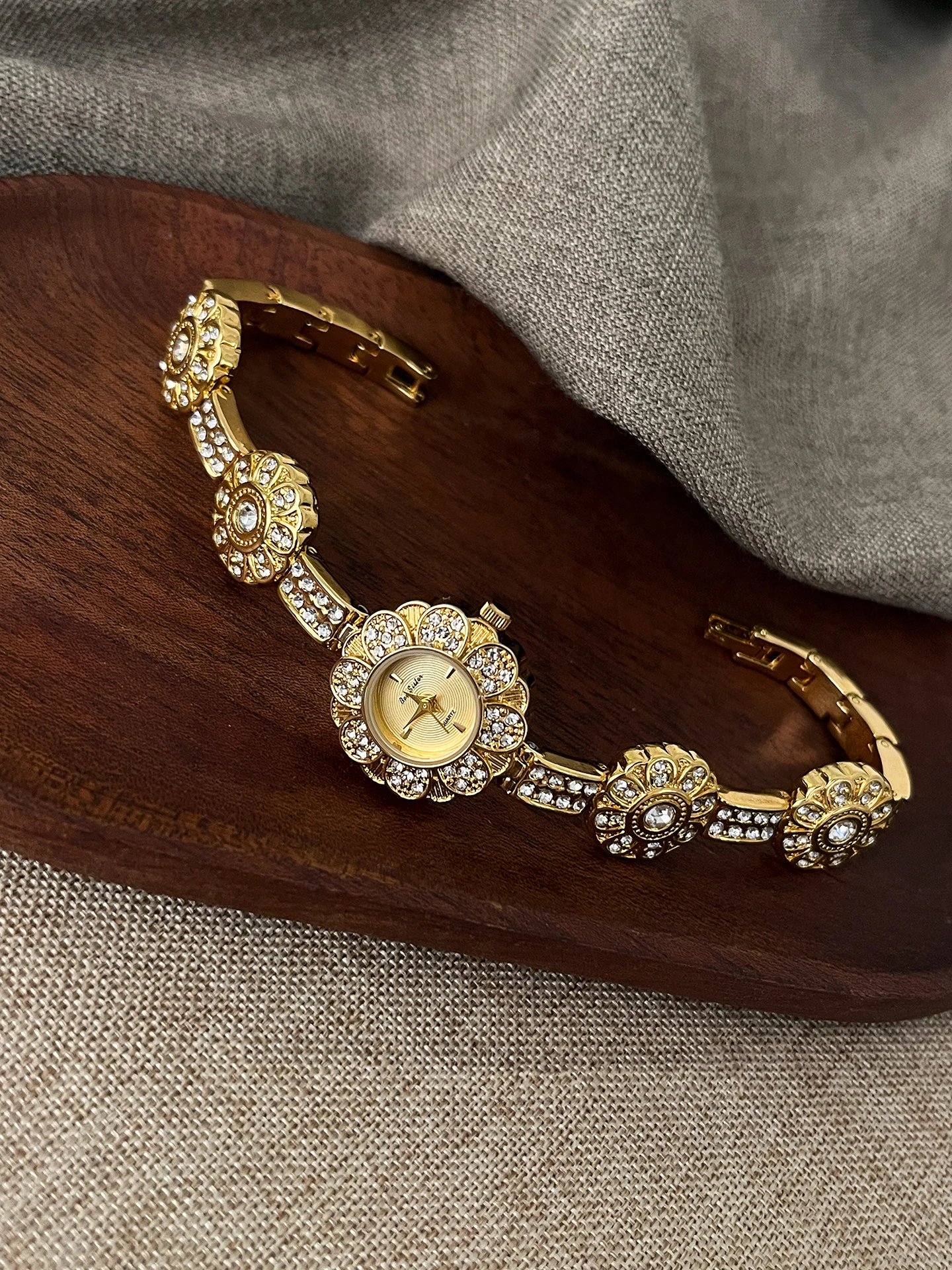 NEW Retro Luxury Sunflower Diamond-Studded Woman' Watches Niche High-Quality Gold Quartz Timepiece Pairs Perfectly with Dresses